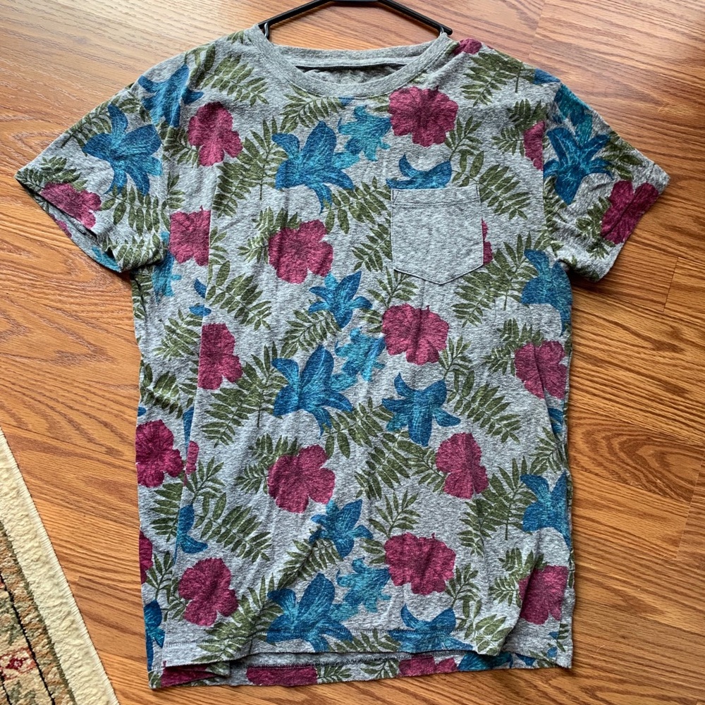 Aeropostale Men’s Pocket T Shirt Floral